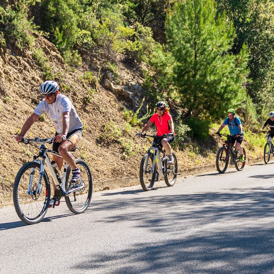 Persone in mountain bike nella zona naturale dell’Enfola