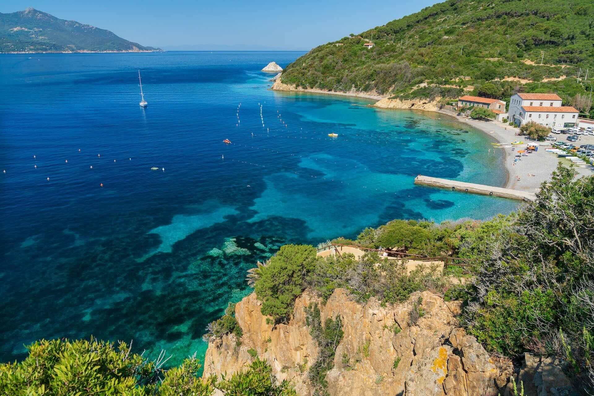 Baia dell’Enfola all’Isola d’Elba con mare cristallino e spiaggia vista dall’alto