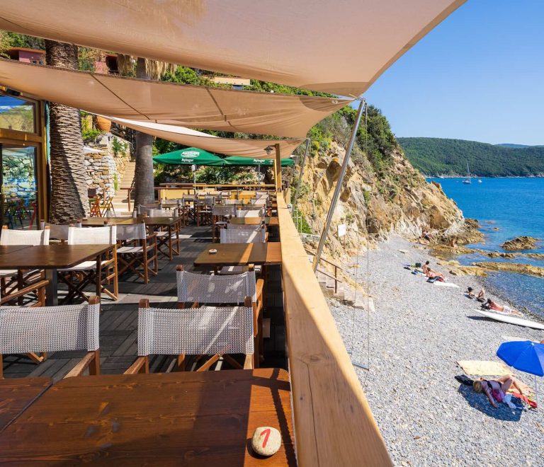 Terrazza panoramica dell’Osteria di Mare con vista sulla costa dell’Enfola