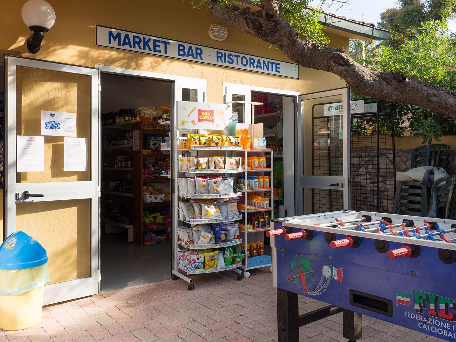 Market bar ristorante del Camping Enfola con prodotti alimentari e area servizi