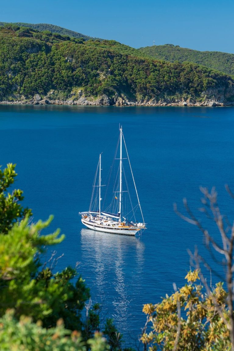 Barca a vela ancorata nelle acque calme della baia dell’Enfola, Isola d’Elba