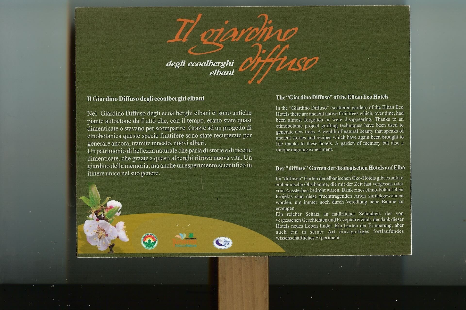 Pannello informativo del Giardino Diffuso degli ecoalberghi elbani dedicato alle piante autoctone dell’Isola d’Elba
