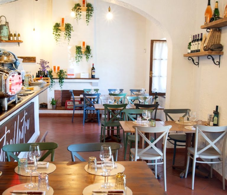 Sala interna del ristorante Civico TreUnoTre a Portoferraio con tavoli apparecchiati