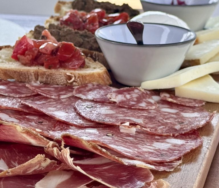 Tagliere con salumi, formaggi e bruschette servito al Civico TreUnoTre a Portoferraio