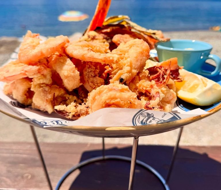 Frittura di pesce con calamari e gamberi servita fronte mare all’Emanuel Beach Bar