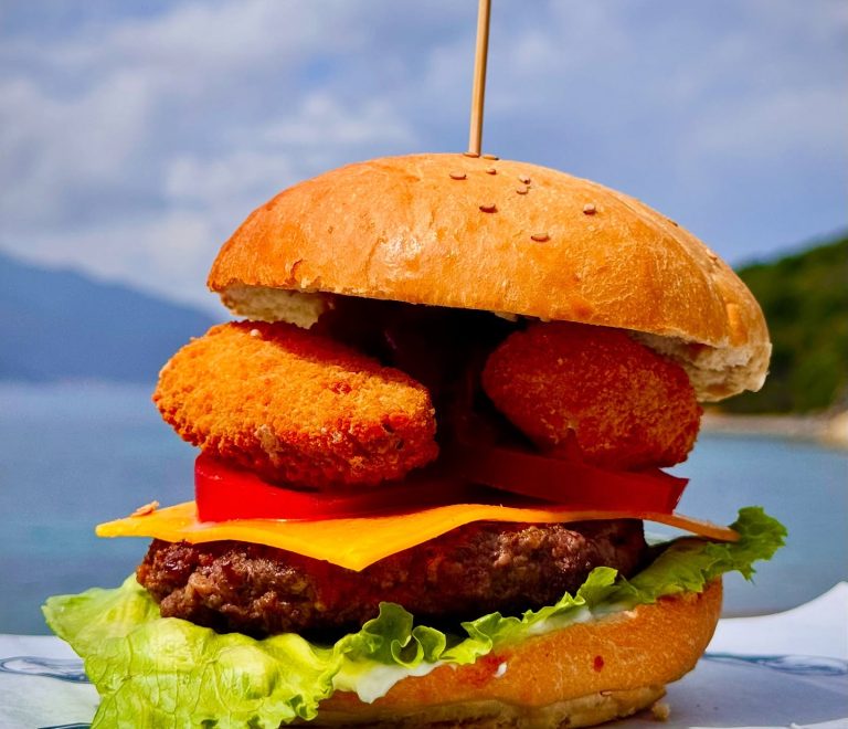 Hamburger gourmet con formaggio e crocchette servito vista mare a Enfola