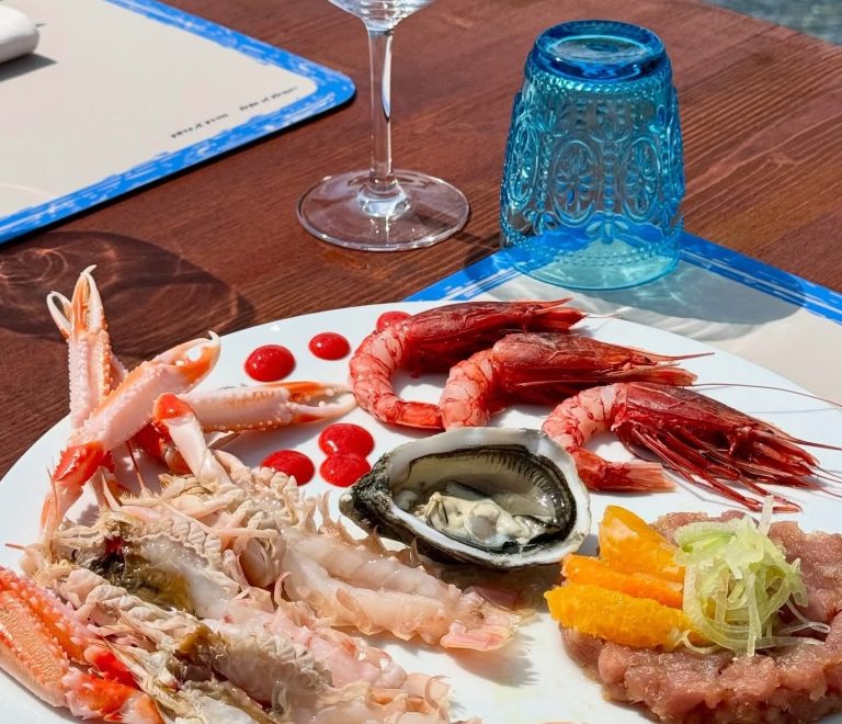 Crudo di mare con scampi, gamberi e ostrica servito sulla terrazza vista mare