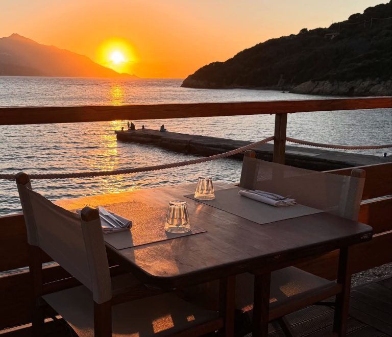 Cena al tramonto all’Osteria di Mare con tavolo affacciato sul mare