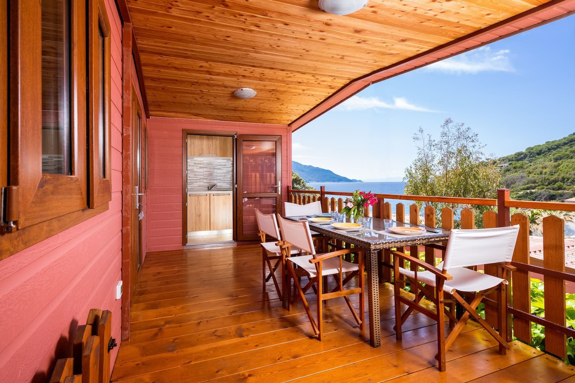 Veranda di uno chalet arredata con tavolo e sedie