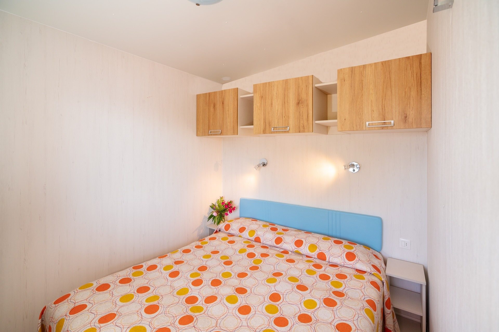 Camera matrimoniale di uno chalet al Camping Enfola