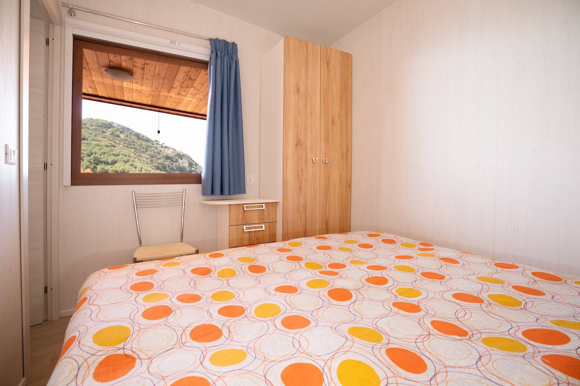 Camera matrimoniale di uno chalet al Camping Enfola