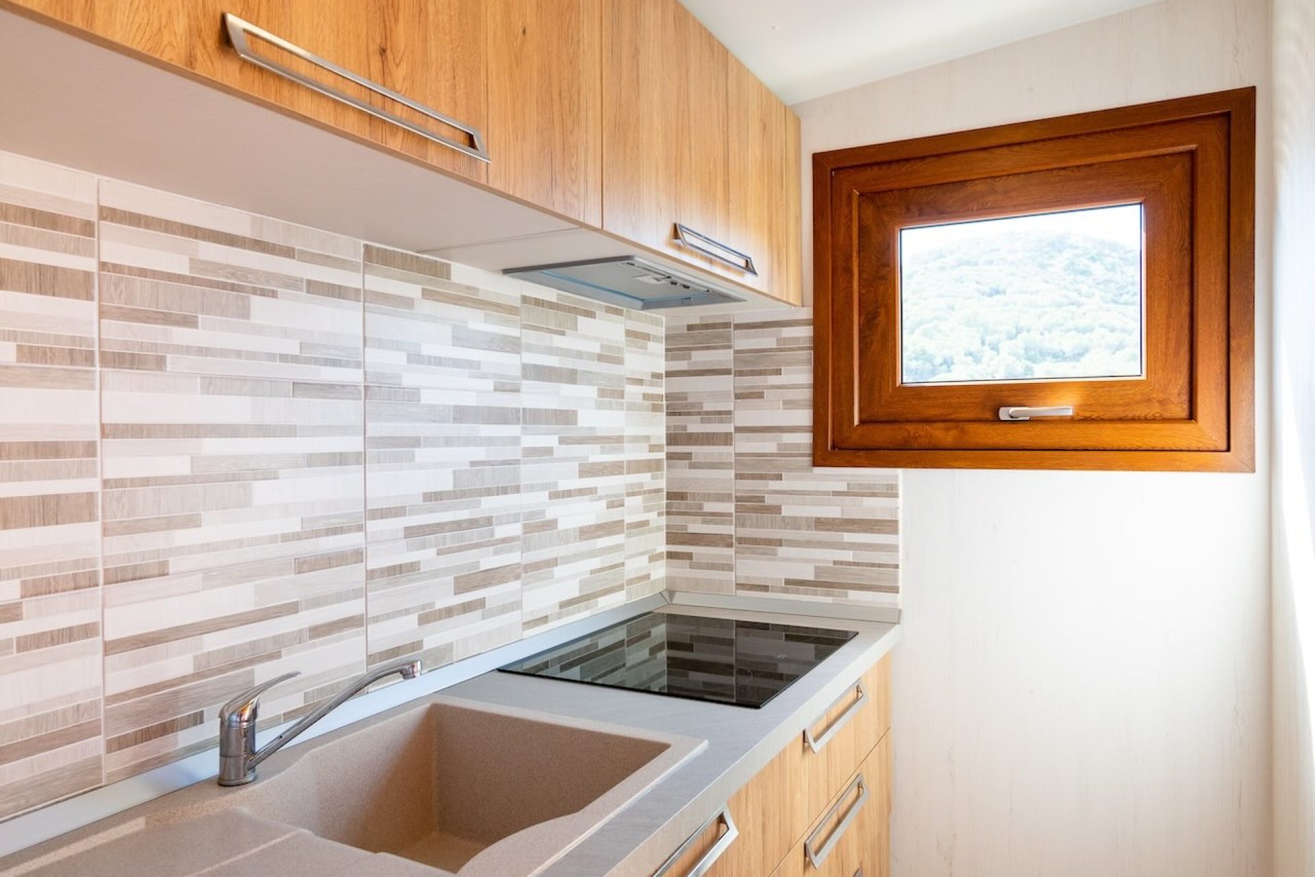 Angolo cottura luminoso di uno chalet del Camping Enfola