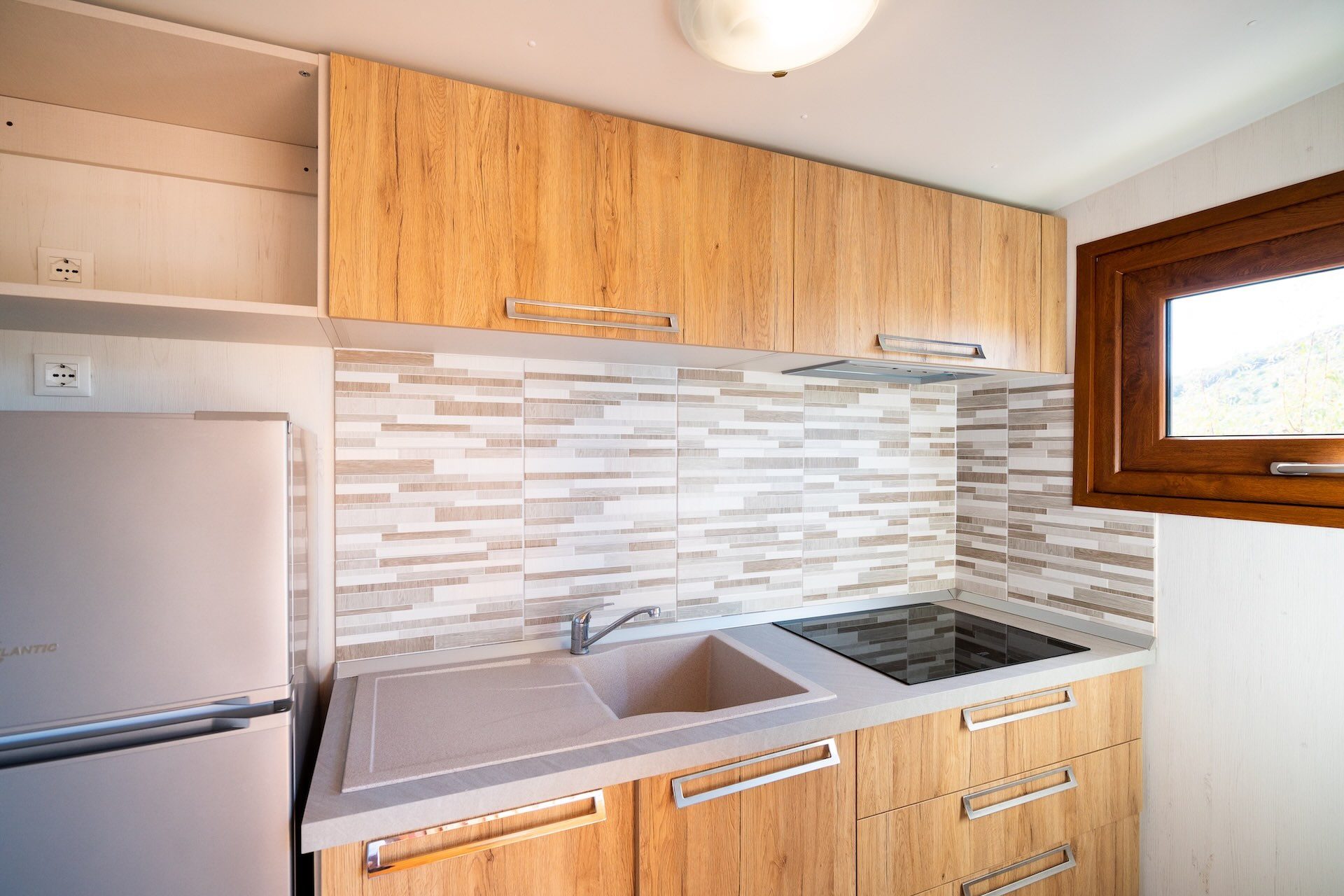 Cucina attrezzata con piano cottura di uno chalet del campeggio