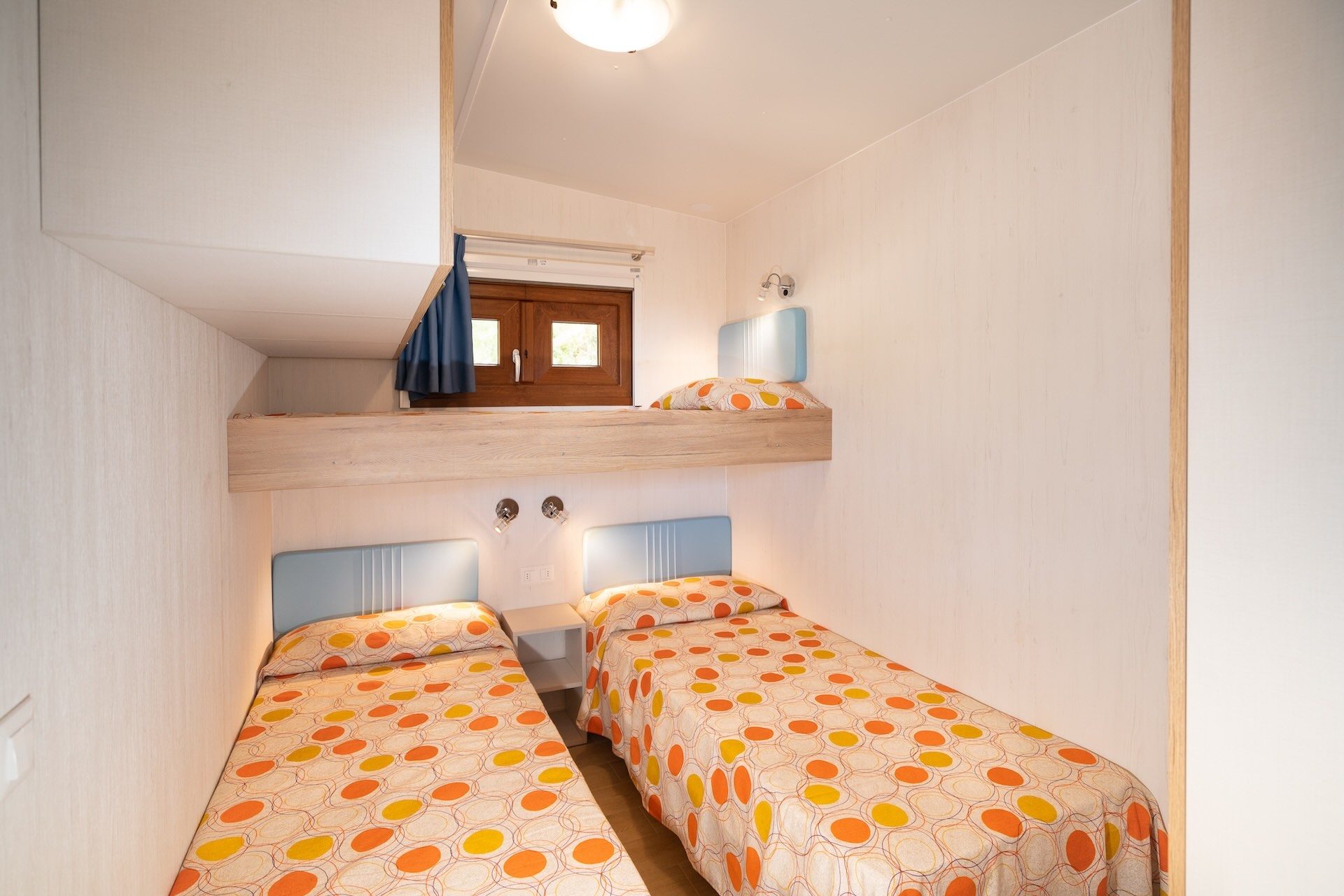 Camera con letti singoli all’interno di uno chalet del Camping Enfola