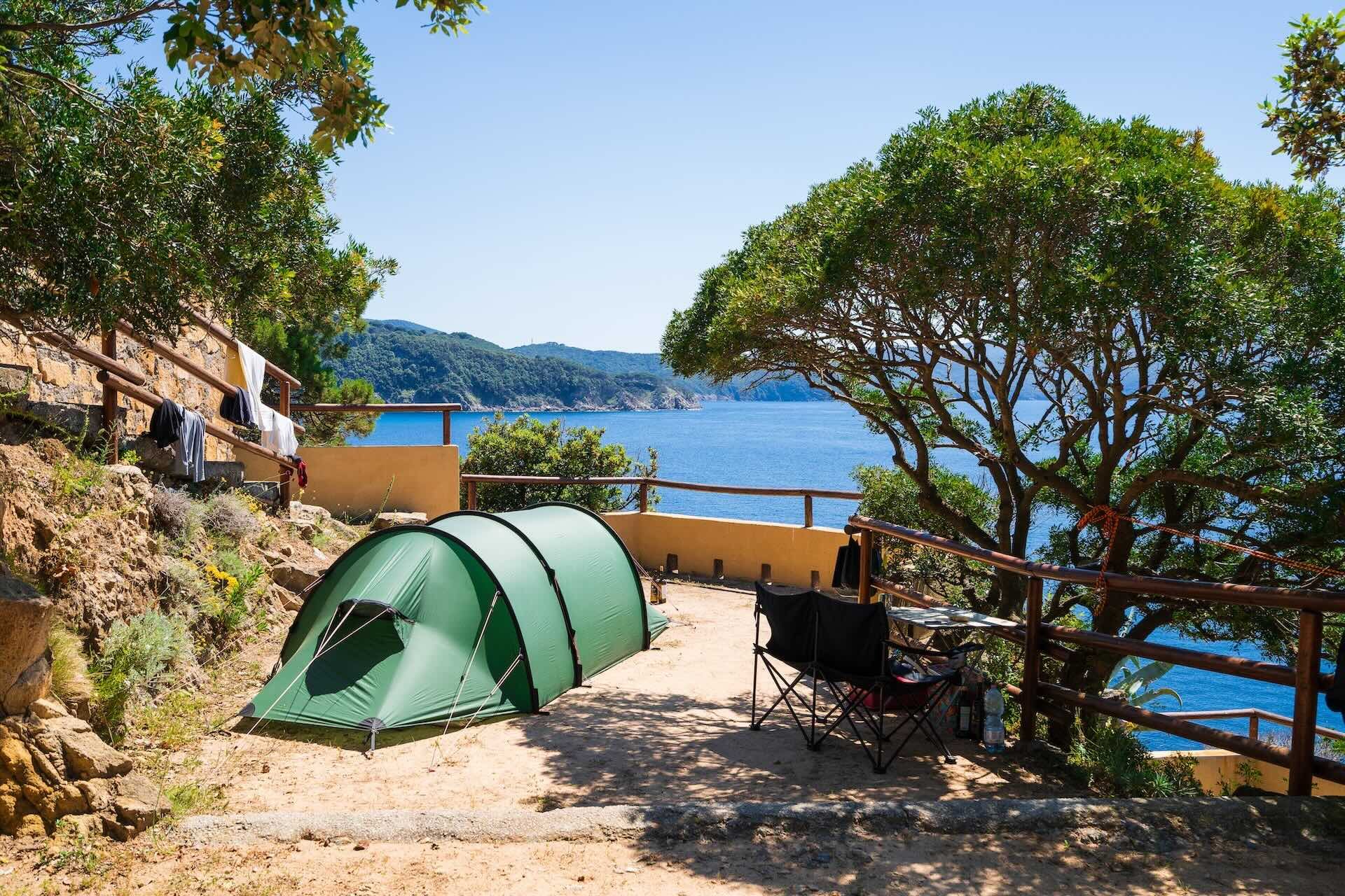 Piazzola per tenda con vista sul mare al Camping Enfola all’Isola d’Elba