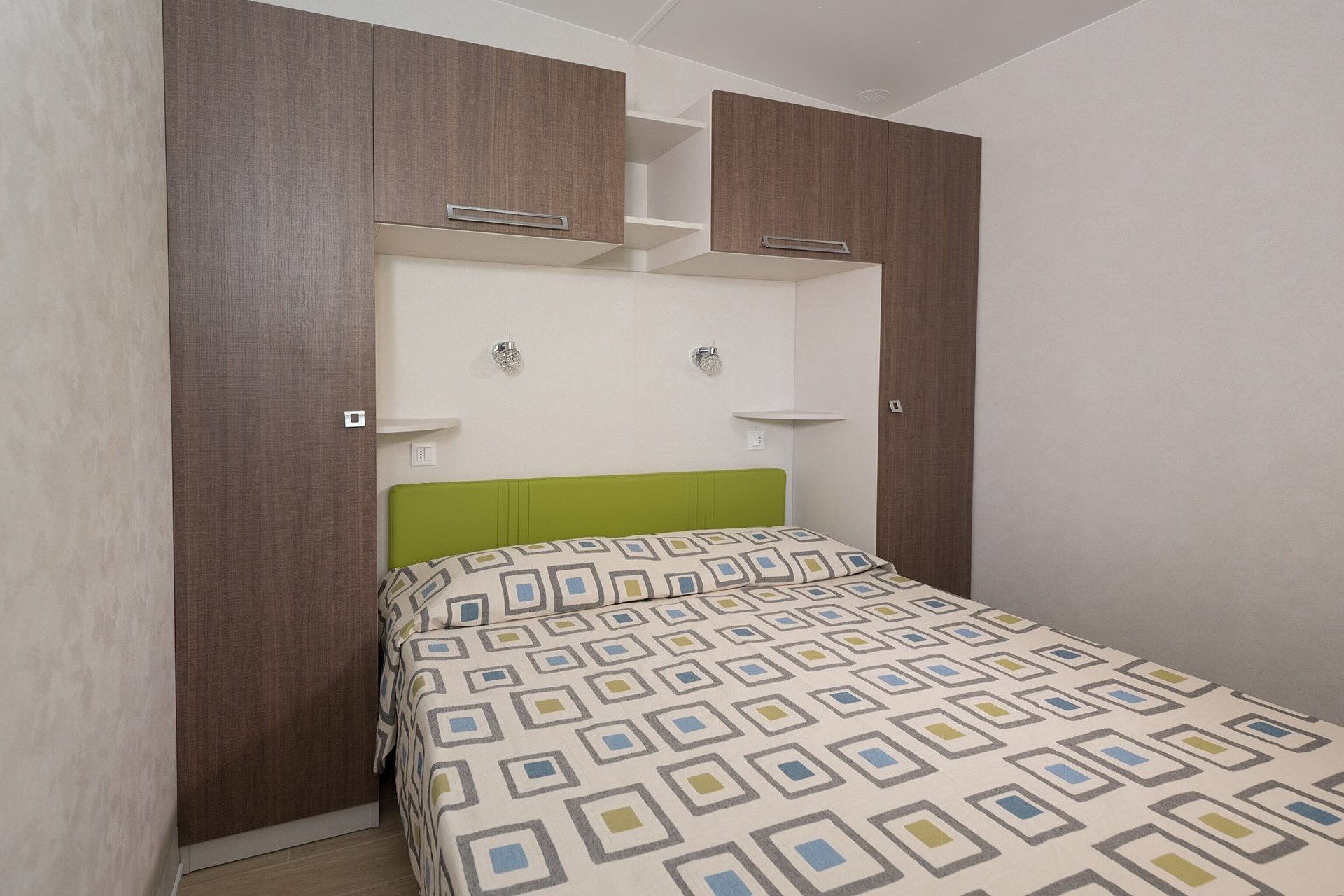 Camera matrimoniale luminosa in chalet del Camping Enfola