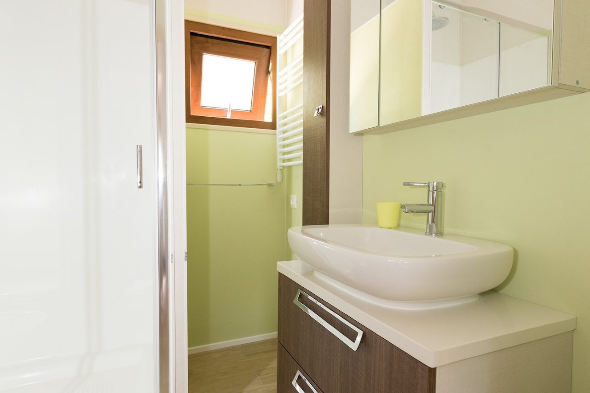 Bagno moderno con doccia in chalet del campeggio