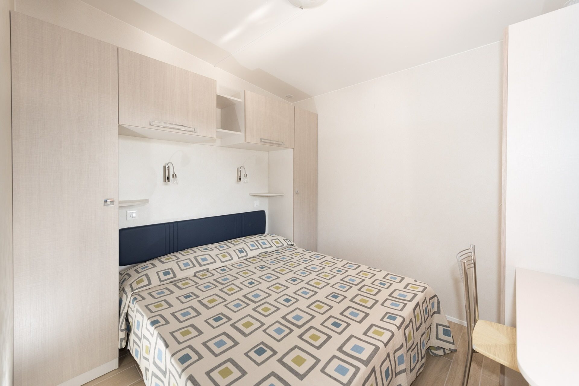 Camera matrimoniale semplice e luminosa