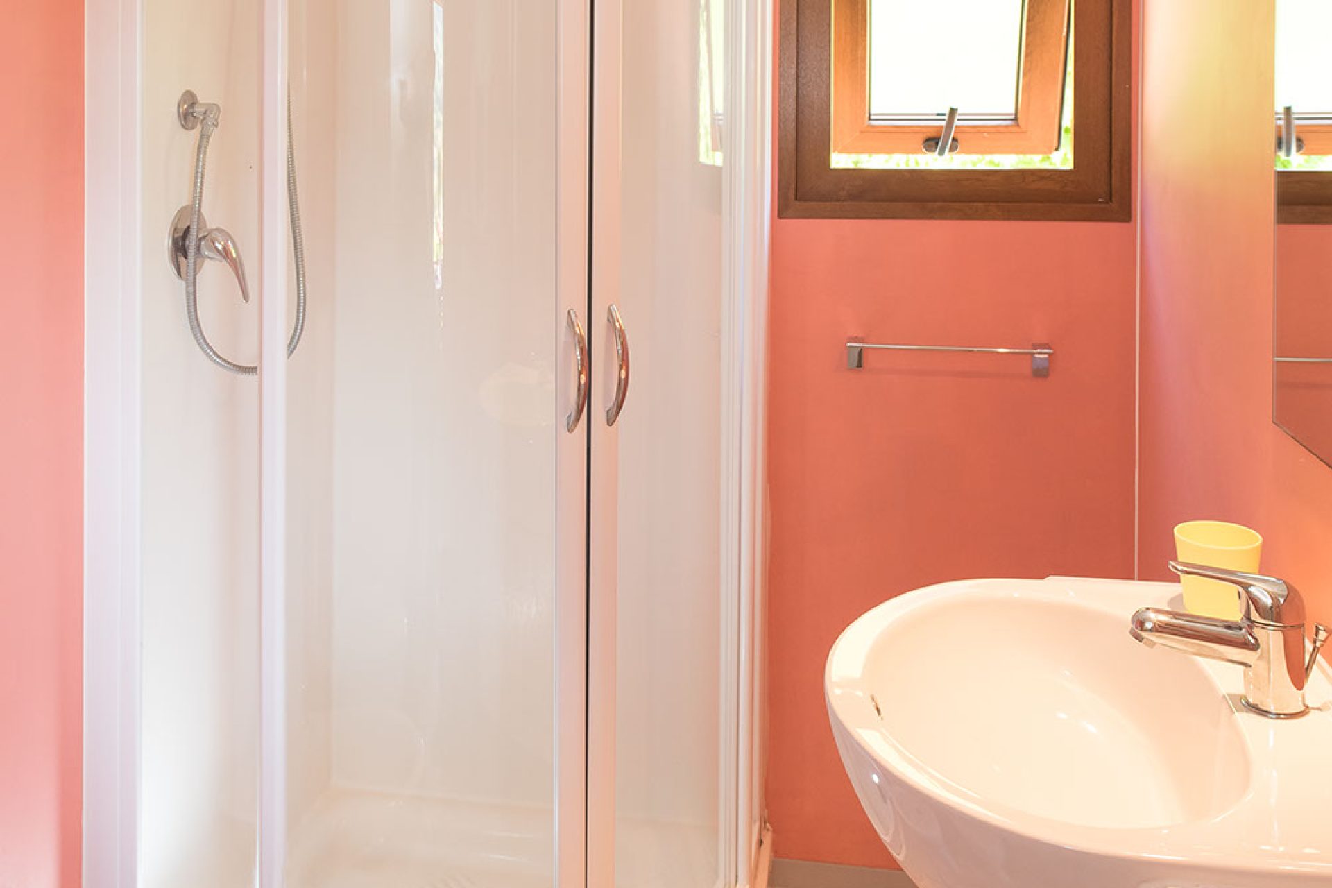 Bagno con doccia e lavabo in bungalow del Camping Enfola