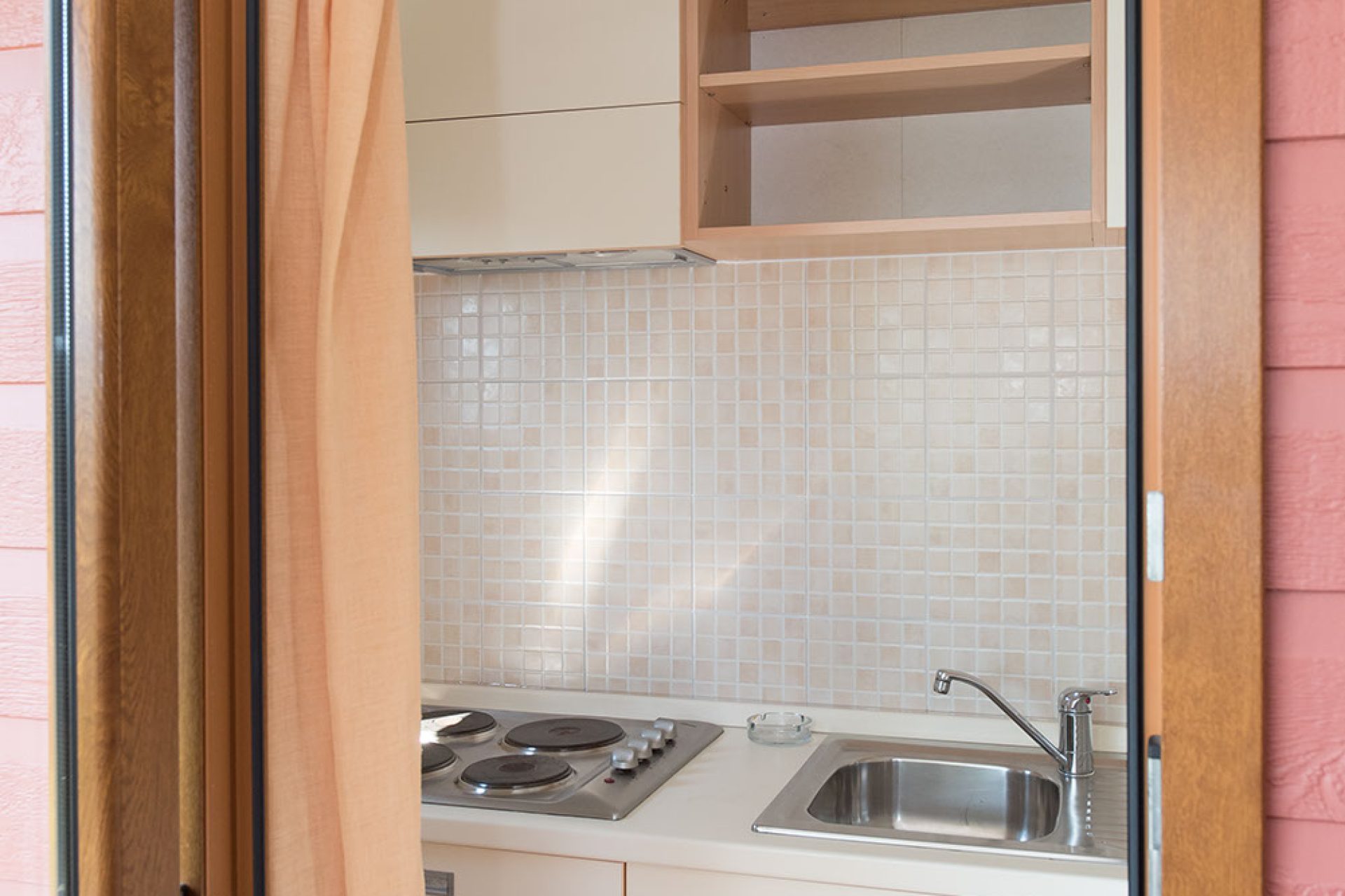 Angolo cottura attrezzato all’interno di un bungalow del campeggio