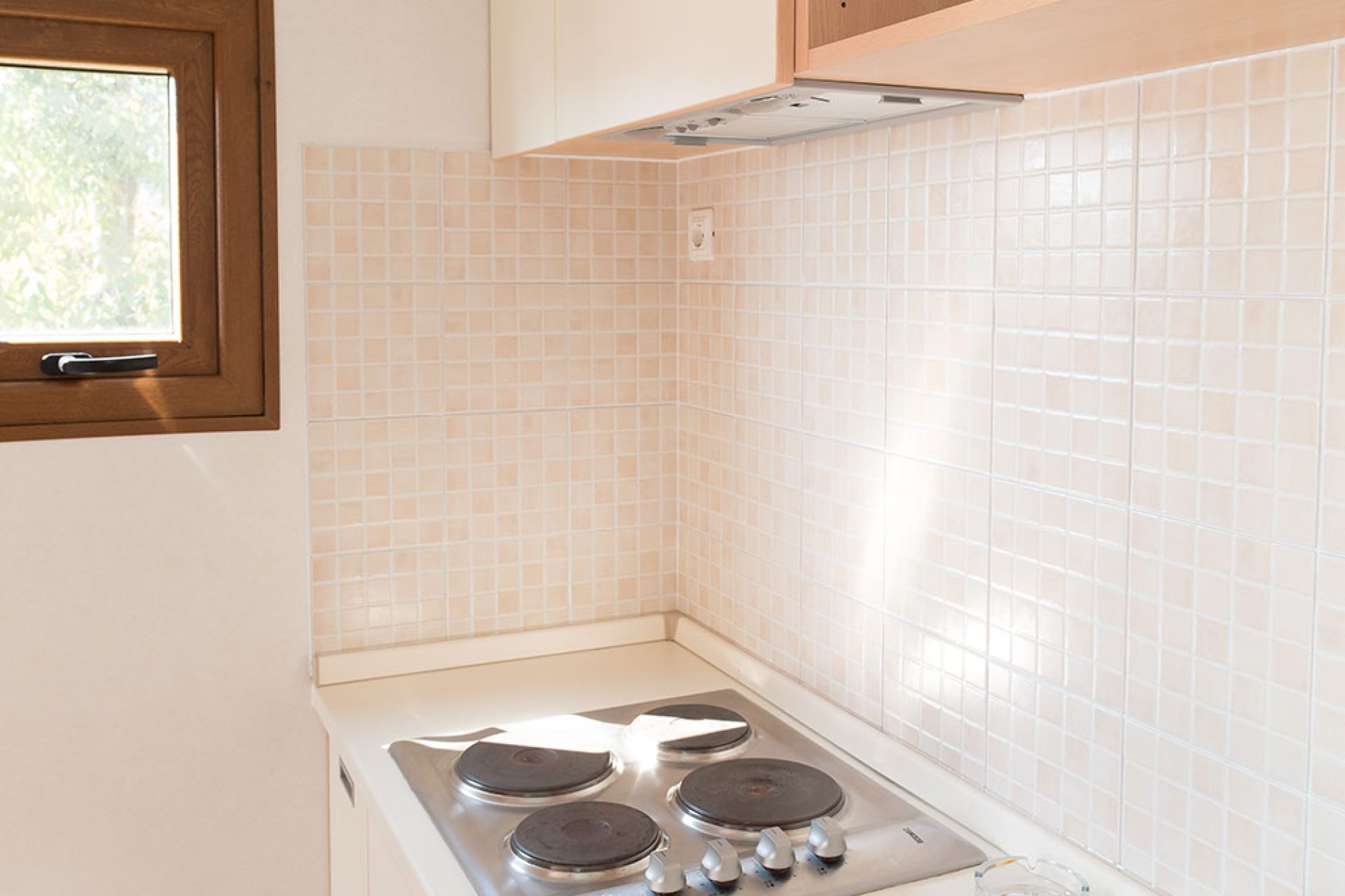 Cucina compatta e funzionale in bungalow del Camping Enfola