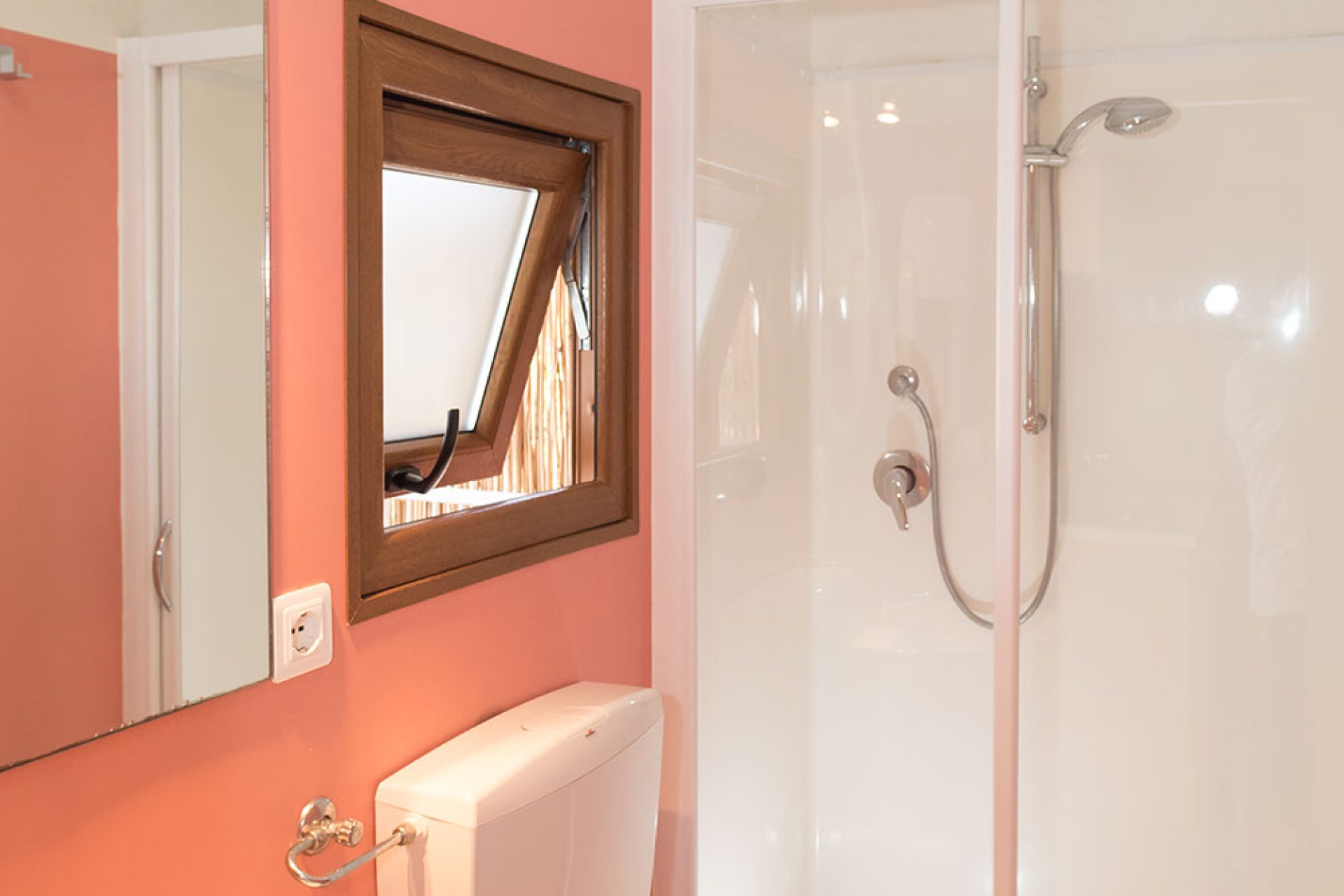 Bagno di un bungalow del Camping Enfola