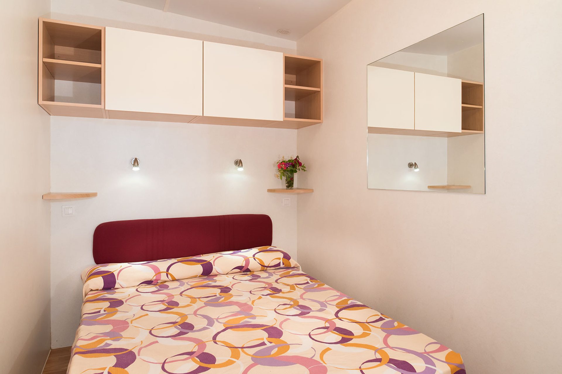 Camera matrimoniale luminosa in bungalow al Camping Enfola